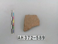 藏品(灰褐色夾砂硬陶片)的圖片